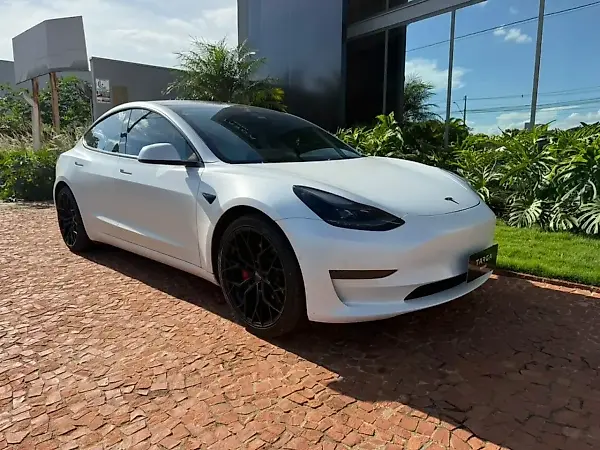 Tesla Model 3 - Imagem 1
