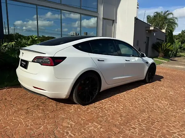 Tesla Model 3 - Imagem 4
