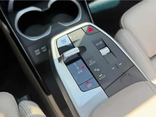 BMW IX1 - Imagem 13