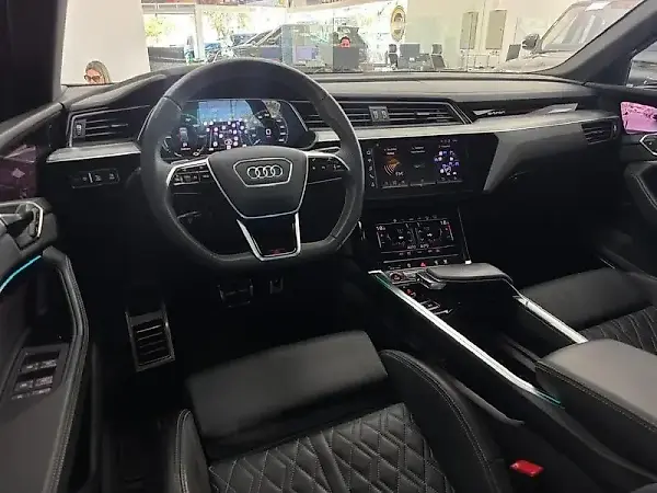 Audi Q8 Sportback E-tron - Imagem 7