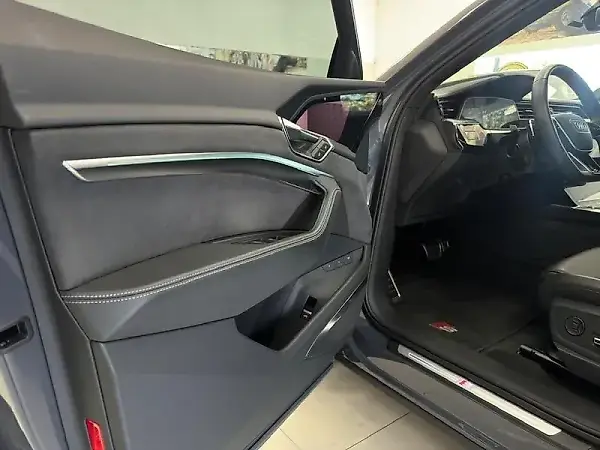 Audi Q8 Sportback E-tron - Imagem 8