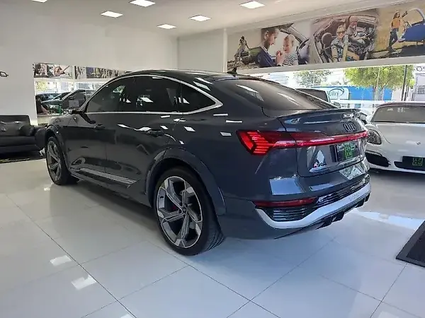 Audi Q8 Sportback E-tron - Imagem 2