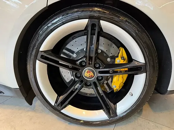 Porsche Taycan - Imagem 16
