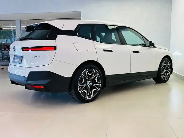 BMW Ix - Imagem 11