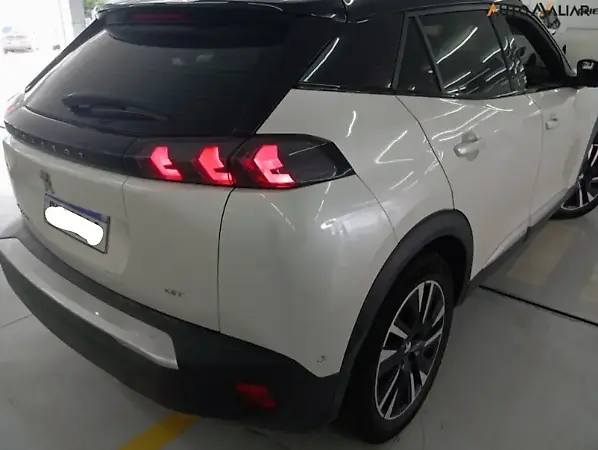 Peugeot E-2008 - Imagem 6