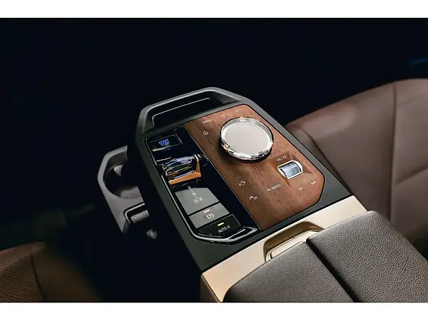 BMW Ix - Imagem 12