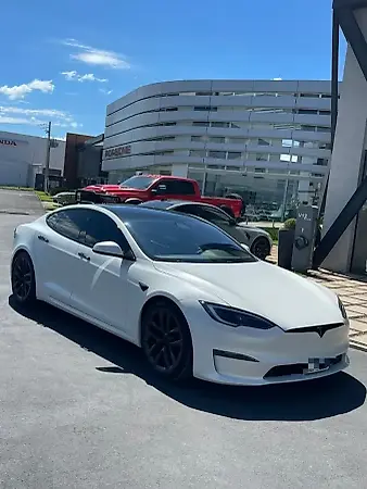 Tesla Model S - Imagem 1
