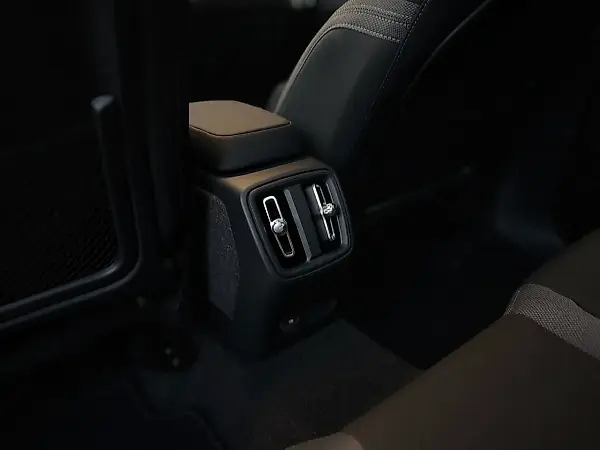 Volvo EX40 - Imagem 19