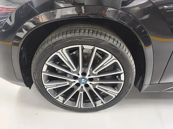 BMW IX1 - Imagem 11