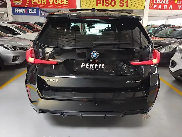 BMW IX1 - Imagem 13