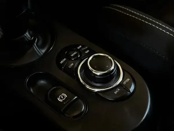 Mini Cooper SE - Imagem 18