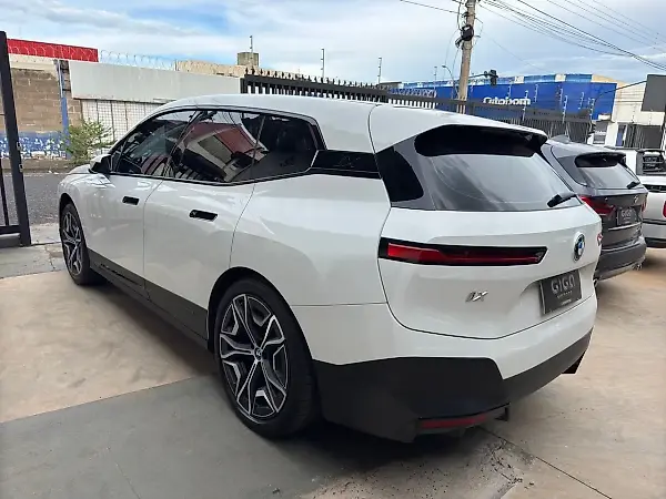 BMW Ix - Imagem 4