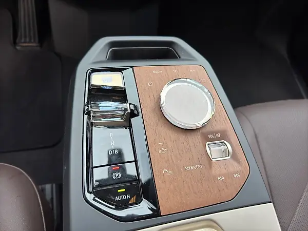 BMW Ix - Imagem 14