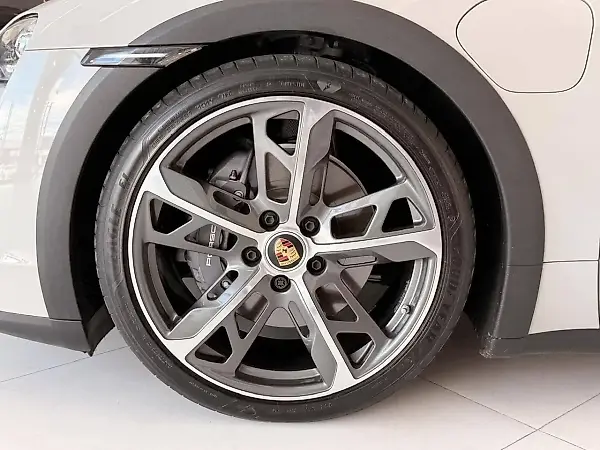 Porsche Taycan - Imagem 12