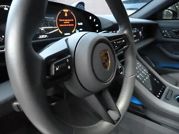 Porsche Taycan - Imagem 16