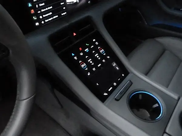 Porsche Taycan - Imagem 17