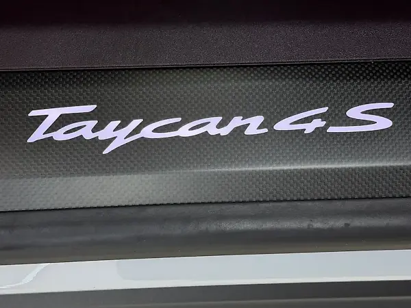 Porsche Taycan - Imagem 11
