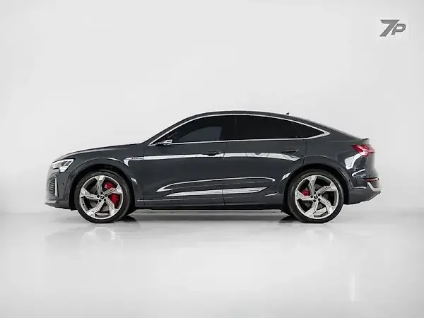 Audi Q8 Sportback E-tron - Imagem 16