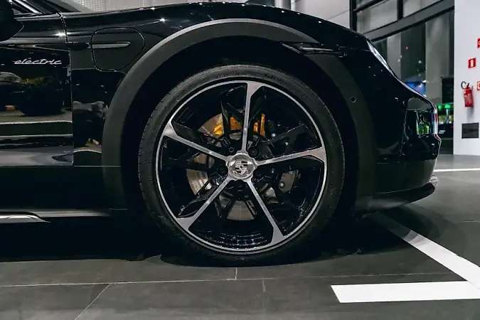 Porsche Taycan - Imagem 14