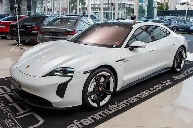 Porsche Taycan - Imagem 1