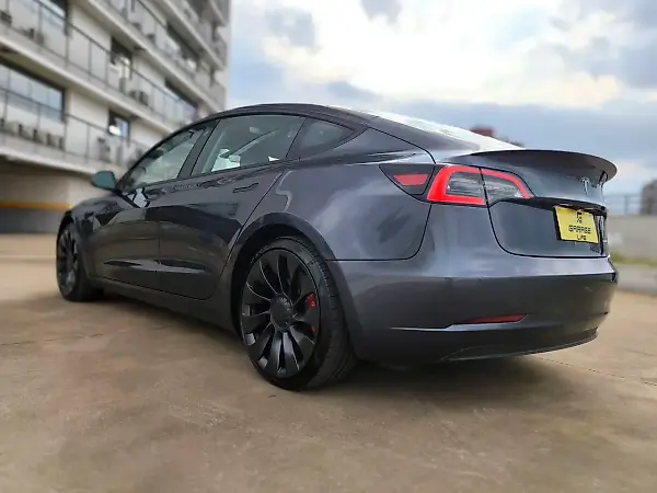 Tesla Model 3 - Imagem 11