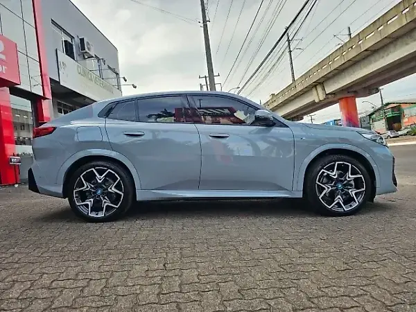 BMW IX2 - Imagem 1