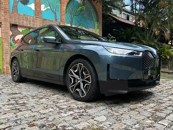 BMW IX2 - Imagem 1