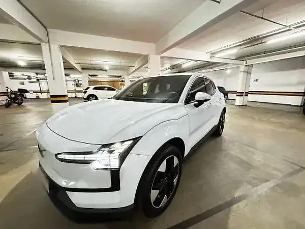 Volvo EX30 - Imagem 1