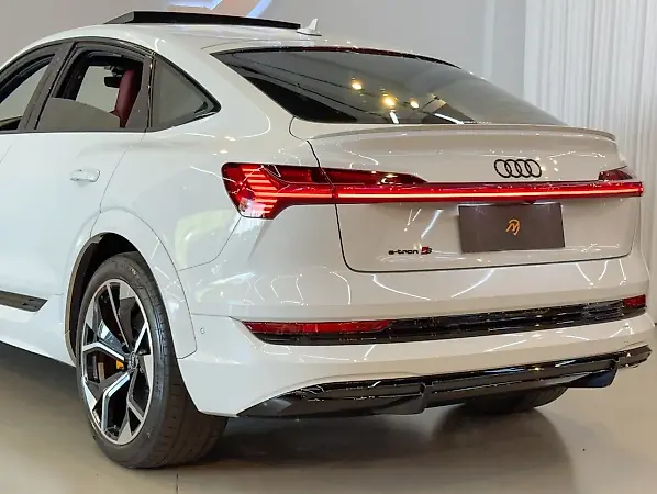 Audi E-tron S Sportback - Imagem 14
