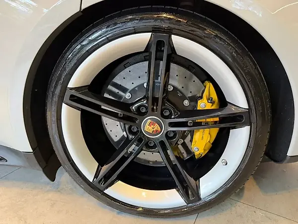 Porsche Taycan - Imagem 16