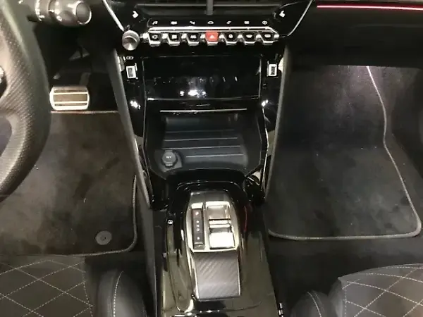 Peugeot E-2008 - Imagem 15