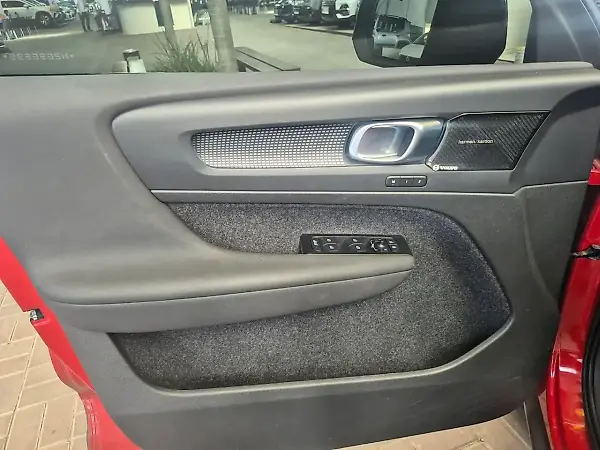 Volvo XC40 Recharge - Imagem 7