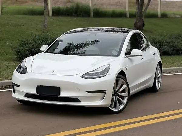 Tesla Model 3 - Imagem 1