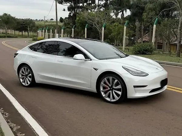 Tesla Model 3 - Imagem 2