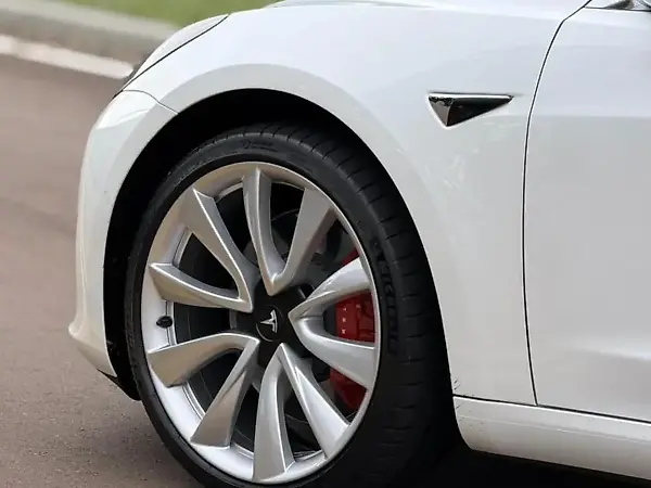 Tesla Model 3 - Imagem 6