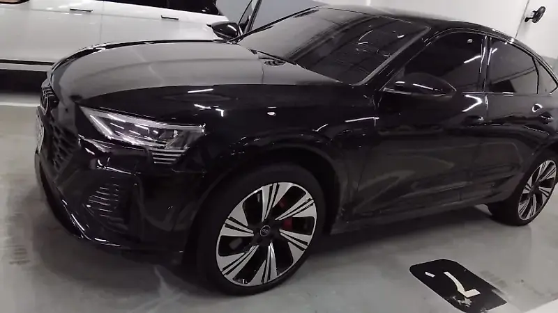 Audi Q8 E-tron - Imagem 1