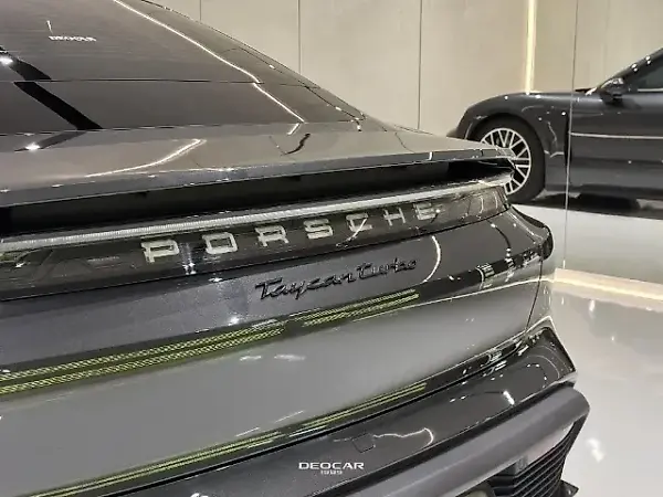 Porsche Taycan - Imagem 18