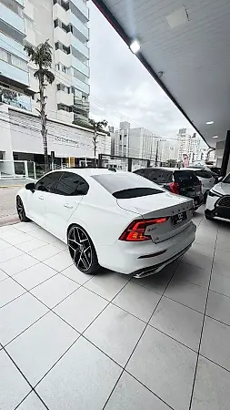Volvo S60 Recharge Plug-in Hybrid - Imagem 4