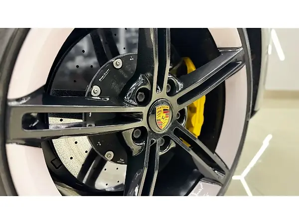 Porsche Taycan - Imagem 9
