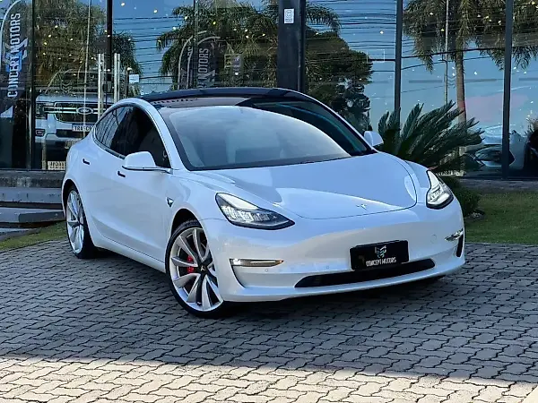 Tesla Model 3 - Imagem 1