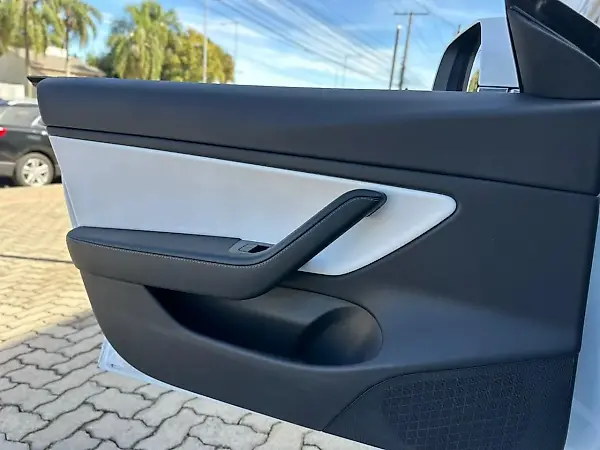 Tesla Model 3 - Imagem 12