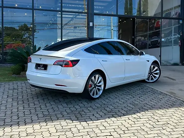 Tesla Model 3 - Imagem 16
