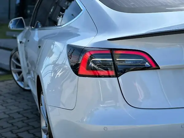 Tesla Model 3 - Imagem 14