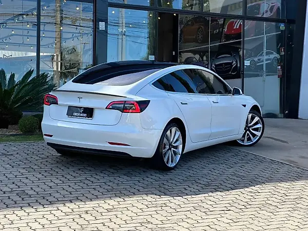 Tesla Model 3 - Imagem 17
