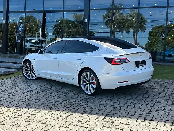Tesla Model 3 - Imagem 19