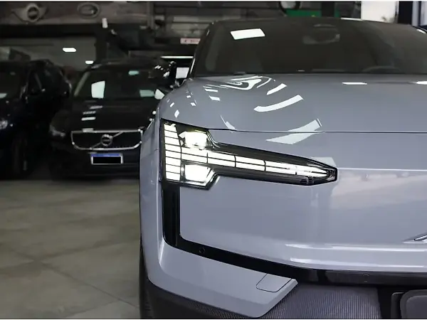 Volvo EX40 - Imagem 10