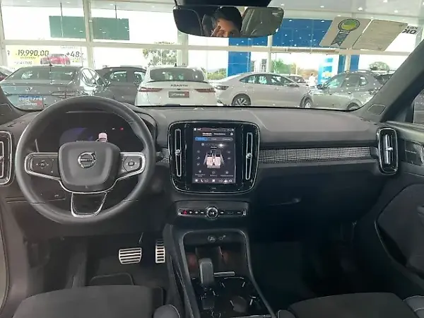 Volvo XC40 Recharge - Imagem 1