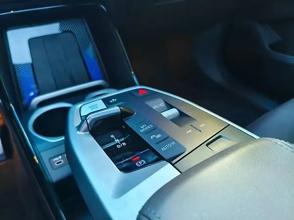 BMW IX1 - Imagem 13