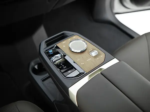 BMW Ix - Imagem 9