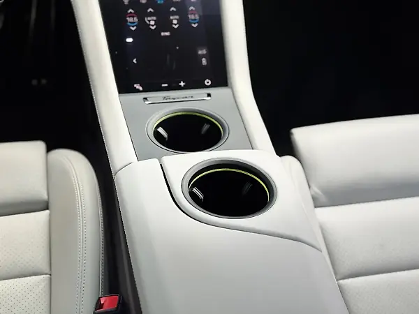 Porsche Taycan - Imagem 11